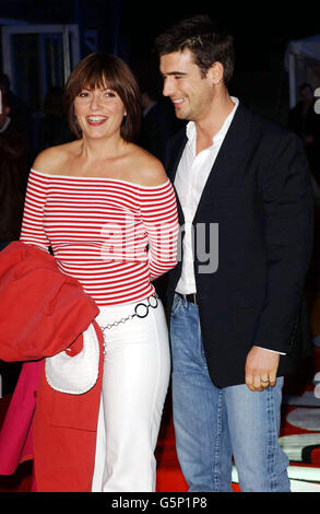 La présentatrice de télévision Davina McCall et son mari Matthew Robertson au Brit Awards 2002, à la Earls court de Londres. Banque D'Images