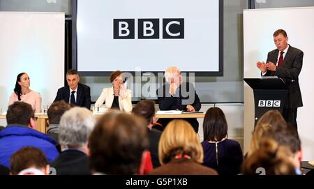 Nick Pollard (à l'extrême droite), parle lors d'une conférence de presse, à côté (de gauche à droite) Alison Hastings Présidente du Comité des normes éditoriales de BBC Trust, Tim Davie Directeur général par intérim, Dame Fiona Reynolds Directrice indépendante principale de BBC et Lord Pattern Président de BBC Trust,Sur la publication du Pollard Report dans BBC News Night et Jimmy Saville, à New Broadcasting House, Portland place, Londres. Banque D'Images