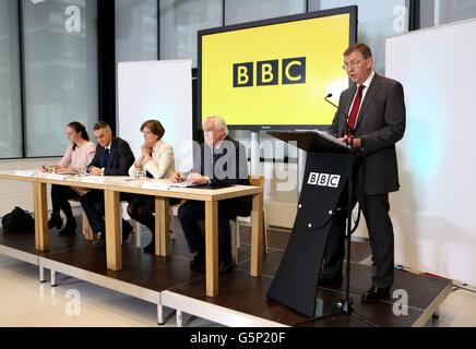 Nick Pollard (à droite), parle lors d'une conférence de presse à BBC New Broadcasting House aux côtés (de gauche à droite) Alison Hastings Présidente du Comité des normes éditoriales de BBC Trust, Tim Davie Directeur général par intérim, Dame Fiona Reynolds Directrice indépendante principale de BBC et Lord Pattern BBC Trust Président, Sur la sortie du Pollard Report dans BBC Newsnight et Jimmy Saville, Portland place, Londres. Banque D'Images