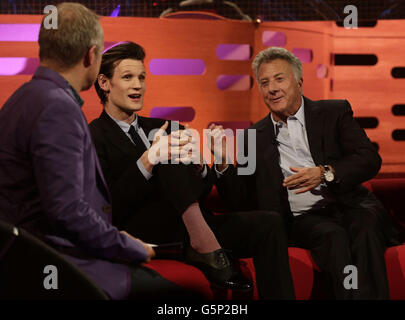 L'hôte Graham Norton (à gauche) parle aux invités Matt Smith (au centre) et Dustin Hoffman (à droite), pendant le tournage de l'offre spéciale de Noël du Graham Norton Show aux studios de Londres, dans le sud de Londres. Banque D'Images