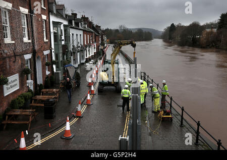 L'Agence pour l'environnement construit la barrière de défense contre les inondations de Bewdley à mesure que le niveau de la rivière Severn augmente, alors que certaines parties du Royaume-Uni se vantant de nouvelles inondations, alors que des bandes successives de fortes pluies se déplacent à travers le pays. Banque D'Images
