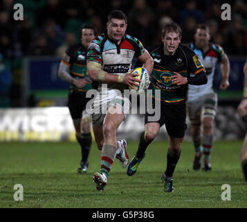 Harlequins Nick easter est chassé par Northampton Saints Stephen Myler lors du match de Premiership d'Aviva à Franklins Gardens, Northampton. Banque D'Images