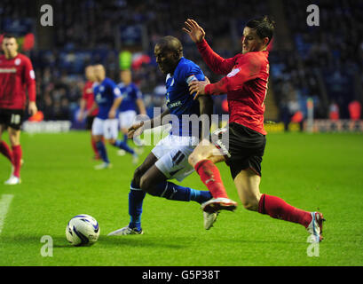 Lloyd Dyer (à gauche) de Leicester City et Craig Conway de Cardiff City se battent pour le ballon lors du match de championnat de npower football League au King Power Stadium, Leicester. Banque D'Images