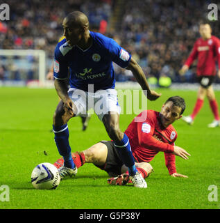 Lloyd Dyer (à gauche) de Leicester City et Craig Conway de Cardiff City se battent pour le ballon lors du match de championnat de npower football League au King Power Stadium, Leicester. Banque D'Images