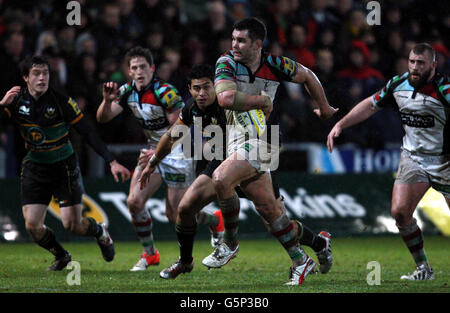 Rugby Union - Aviva Premiership - Northampton Saints / Harlequins - Franklins Gardens.Harlequins Nick Easter est chassé par Northampton Saints Ken pisi lors du match de Premiership d'Aviva à Franklins Gardens, Northampton. Banque D'Images