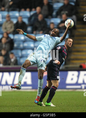 William Edjanguele de Coventry City et Chris Beardsley de Preston North End se battent pour prendre possession du ballon lors du match One de la npower football League à la Ricoh Arena de Coventry. Banque D'Images