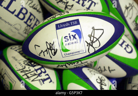 Ballons de rugby signés au quiz sportif de la tournée du club de rugby Lloyds TSB à Myhabit à Édimbourg . Banque D'Images