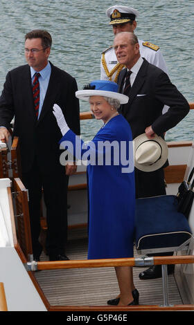 La Reine et le duc d'Édimbourg se rendent aux puits de puits lors d'une visite du village de la coupe de l'Amérique, à Auckland, en Nouvelle-Zélande, dans le cadre de sa tournée outre-mer Jubilé.* la Reine et le duc d'Édimbourg ont été présentés le keel secret du yacht de l'America's Cup 2003 de Team New Zealand.La quille a été enveloppée du regard des médias et du public par un rideau géant. Banque D'Images