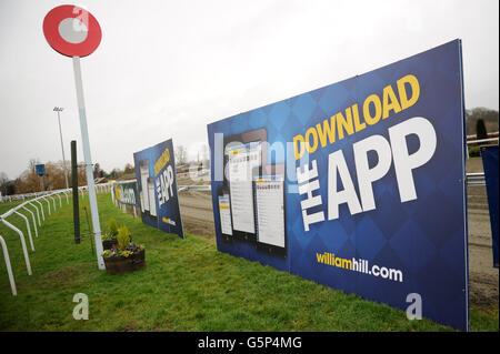 Détail de la signalisation William Hill et du poste de finition de l'hippodrome de Kempton Park Banque D'Images