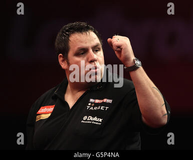 Adrian Lewis célèbre dans son match contre Kevin Painter lors de la troisième ronde du Championnat du monde des fléchettes Ladbrokes.com à Alexandra Palace, Londres. Banque D'Images