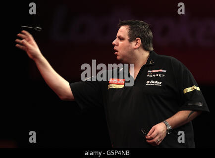 Fléchettes - Championnats du monde de fléchettes Ladbrokes.com - onze jours - Alexandra Palace.Adrian Lewis en action contre Kevin Painter du Championnat du monde des fléchettes Ladbrokes.com à Alexandra Palace, Londres. Banque D'Images