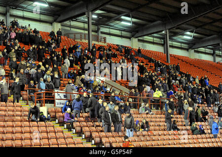 Football - npower Championship - Barnsley v Birmingham City - Oakwell Stadium. Les fans de Birmingham City prennent place dans les stands Banque D'Images