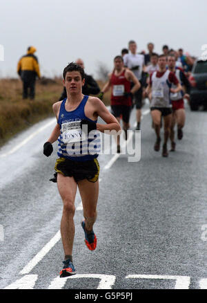 Jonathan Brownlee, médaillé de bronze au triathlon olympique, sur la voie de la victoire dans la course Auld Lang Syne Fell Race sur les hauts de la lande près de Haworth, West Yorkshire. Banque D'Images