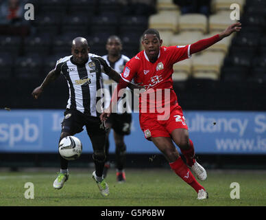 Jamal Campbell-Ryce du comté de Notts se bat pour la possession du ballon Avec les dons de Milton Keynes ' Angelo Balanta' Banque D'Images