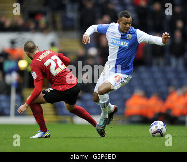 Football - championnat de ligue de football npower - Blackburn Rovers / Nottingham Forest - Ewood Park.Le roi Josh (à droite) de Blackburn Rovers est abordé par Henri Lansbury, de la forêt de Nottingham Banque D'Images