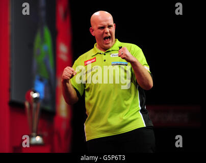 Michael van Gerwen fête sa victoire lors de la finale du Championnat du monde des fléchettes Ladbrokes.com à Alexandra Palace, Londres. Banque D'Images