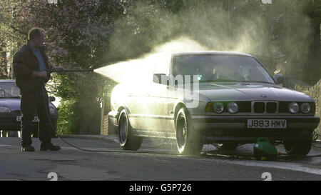 John Gardner, de Brockley Park, dans le sud-est de Londres, utilise un jet-lavant pour nettoyer sa voiture BMW de graffiti après que plus de 60 voitures sur deux terrains ont été ciblées par des vandales qui ont pulvérisé de la peinture sur des véhicules, des arrosages de rue et des poubelles couverts. * la police a arrêté deux personnes en rapport avec l'incident. Banque D'Images