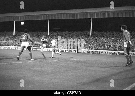 L'Archie Gemmill (au centre) de Nottingham Forest efface une attaque de Liverpool lors d'un premier match de la coupe d'Europe au City Ground, sous la surveillance du gardien de but de la forêt Peter Shilton (r). Banque D'Images