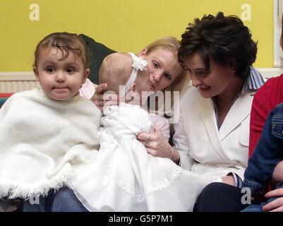 L'épouse du Premier ministre britannique, Cherie Booth, présidente de Barnardo, s'entretient à Shantaya lors de sa visite aux familles du Marlborough Road Family Centre de Roath. Banque D'Images