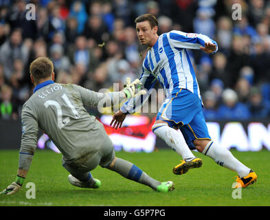 Will Hoskins de Brighton et Hove Albion place le ballon devant Rob Elliot de Newcastle United pour marquer le deuxième but lors du troisième tour de la coupe FA au stade AMEX de Brighton. Banque D'Images