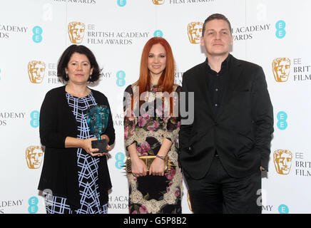 L'actrice britannique Juno Temple avec Pippa Harris (à gauche), vice-présidente du comité du film de BAFTA et présidente du jury du prix EE Rising Star Award, Et Spencer McHugh, directeur de la marque chez EE, chez BAFTA à Londres, après avoir été annoncé comme candidat pour le prix EE Rising Star lors des prix EE British Academy film Awards 2013. Banque D'Images