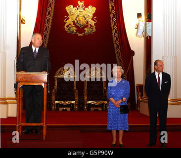 La reine Elizabeth II de Grande-Bretagne et le duc d'Édimbourg écoutent un discours de Don McKinnon, secrétaire général du Commonwealth, lors d'une réception pour souligner les 50 années de la reine en tant que chef du Commonwealth au palais de Buckingham à Londres. Banque D'Images