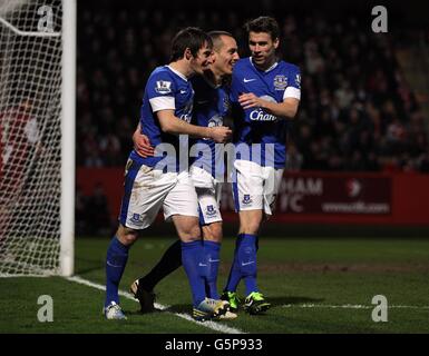 Leon Osman d'Everton célèbre le troisième but de son côté avec Leighton Baines (à gauche) et Seamus Coleman (à droite) Banque D'Images