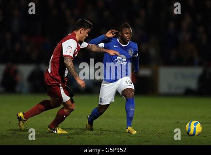 Football - FA Cup - troisième tour - Cheltenham Town / Everton - Whaddon Road.Pack Marlon de Cheltenham Town (à gauche) et bataille de Magaye Gueye d'Everton pour le ballon Banque D'Images