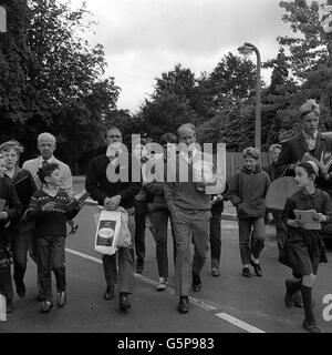 Avec l'inévitable entourage des amateurs d'autographes, Bobby Charlton (à droite) et Ray Wilson reviennent à leur hôtel de Hendon, à Londres, après une expédition shopping quelques heures avant la finale de la coupe du monde. Banque D'Images