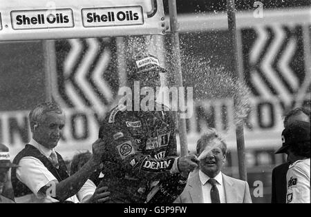 Nigel Mansell célèbre la victoire du Grand Prix britannique à Brands Hatch avec le champagne traditionnel. Banque D'Images