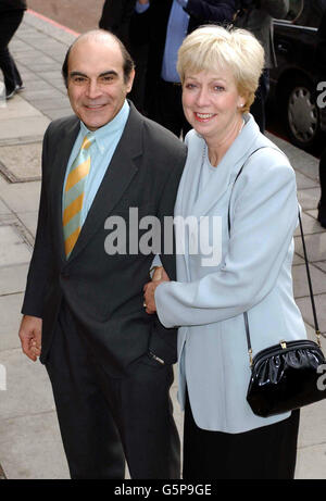 L'acteur David Suchet et sa femme Sheila arrivent au Meridien Grosvenor House Hotel de Londres pour les prix TRIC 2002 (Television & radio Industries Club). Banque D'Images