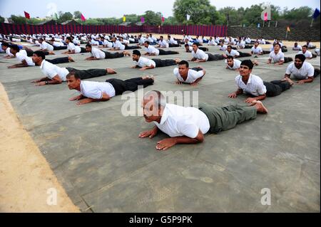 Allahabad, Uttar Pradesh, Inde. 21 Juin, 2016. Les personnes qui font de la méditation de yoga Yoga International Day à Allahabad. © Prabhat Kumar Verma/ZUMA/ZUMAPRESS.com/Alamy fil Live News Banque D'Images