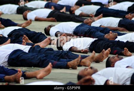 Allahabad, Uttar Pradesh, Inde. 21 Juin, 2016. Les personnes qui font de la méditation de yoga Yoga International Day à Allahabad. © Prabhat Kumar Verma/ZUMA/ZUMAPRESS.com/Alamy fil Live News Banque D'Images