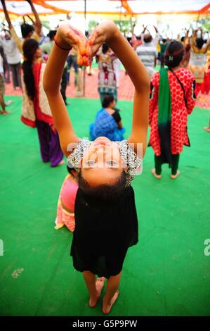 Allahabad, Uttar Pradesh, Inde. 21 Juin, 2016. Les personnes qui font de la méditation de yoga Yoga International Day à Allahabad. © Prabhat Kumar Verma/ZUMA/ZUMAPRESS.com/Alamy fil Live News Banque D'Images