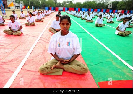 Allahabad, Uttar Pradesh, Inde. 21 Juin, 2016. Les personnes qui font de la méditation de yoga Yoga International Day à Allahabad. © Prabhat Kumar Verma/ZUMA/ZUMAPRESS.com/Alamy fil Live News Banque D'Images