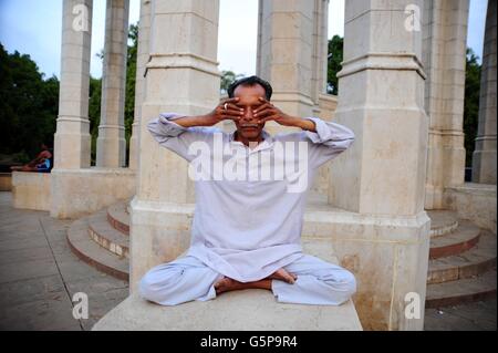 Allahabad, Uttar Pradesh, Inde. 21 Juin, 2016. Les personnes qui font de la méditation de yoga Yoga International Day à Allahabad. © Prabhat Kumar Verma/ZUMA/ZUMAPRESS.com/Alamy fil Live News Banque D'Images