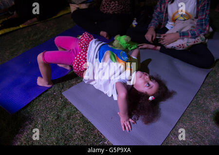 Le Caire, Égypte. 21 Juin, 2016. Une jeune fille assiste à la célébration de la Journée internationale 2016 du Yoga au parc al Azhar au Caire, Égypte, 21 juin 2016. © Meng Tao/Xinhua/Alamy Live News Banque D'Images