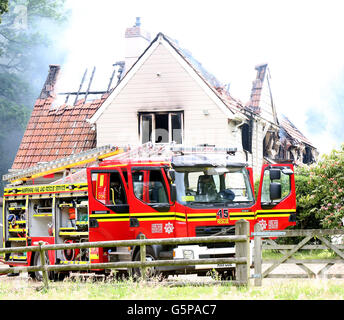 Ringwood, Hamphire, UK. 22 juin 2016. Un incendie majeur a pris place à un 1,5 Million Pound propriété dans Poulner à Ringwood. Flammes englouti le bien à la jonction Hangersley à environ 6h30 ce matin. Shane Phayer, qui vit à proximité, accouru pour voir si quelqu'un était à l'intérieur après sa mère Bobbie vu les flammes. La fumée peut encore être vu à partir de l'A31 et le verre pouvait être entendu de fissures et l'éclatement sous la pression de la chaleur. Six camions de pompiers a pris plus de deux heures pour maîtriser le feu. Credit : uknip/Alamy Live News Banque D'Images