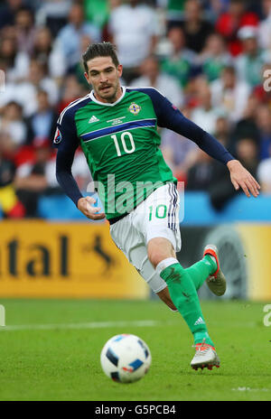 Paris, France. 21 Juin, 2016. L'Irlande du Nord Kyle Lafferty contrôle le ballon pendant l'UEFA Euro 2016 football match du groupe C entre l'Irlande du Nord et l'Allemagne, au Parc des Princes à Paris, France, 21 juin 2016. L'Irlande du Nord a perdu 0:1.Photo : Christian Charisius/dpa/Alamy Live News Banque D'Images