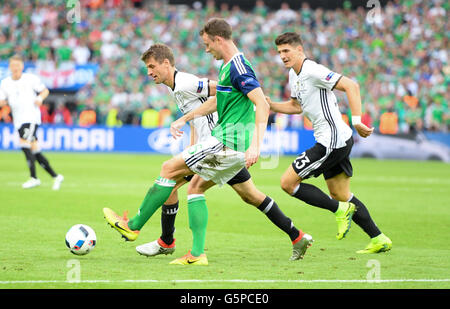 Paris, France. 21 Juin, 2016. L'Allemagne Thomas Mueller (r) et Mario Gomez rivalisent pour la balle avec l'Irlande du Nord au cours de l'Jonny Evans UEFA Euro 2016 football match du groupe C entre l'Irlande du Nord et l'Allemagne, au Parc des Princes à Paris, France, 21 juin 2016. L'Irlande du Nord a perdu 0:1.Photo : Arne Dedert/dpa/Alamy Live News Banque D'Images