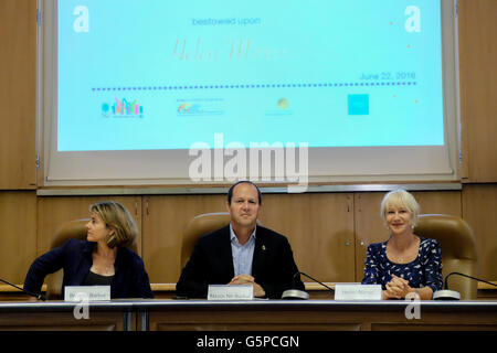 Jérusalem, Israël. 22 Juin, 2016. Actrice britannique, Dame Helen Mirren (R), DBE, reçoit le Jérusalem d'or pour l'excellence dans le domaine des arts et des sciences humaines par le maire de Jérusalem, NIR BARKAT (C) dans la salle du Conseil de ville en présence d'amis et dignitaires dont le maire, l'épouse de BEVERLY BARKAT (L). Credit : Alon Nir/Alamy Live News Banque D'Images