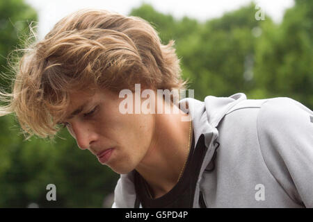 Wimbledon London,UK. 22 juin 2016. Joueur de tennis professionnel allemand Alexander Zverev Jr arrive à la pratique de Wimbledon en profils TÊTES DE CRÉDIT : amer ghazzal/Alamy Live News Banque D'Images