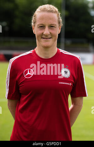 Milieu fielder Melanie Behringer pose à un photocall de l'équipe nationale de football allemande des femmes pendant les préparatifs de l'équipe à Olympia hotel à Grassau, Allemagne, 21 juin 2016. Photo : Matthias Balk/dpa Banque D'Images