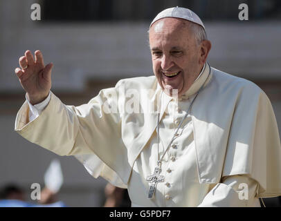 Cité du Vatican, Vatican. 22 Juin, 2016. Le pape François salue les fidèles comme il arrive pour célébrer son audience générale hebdomadaire sur la Place Saint Pierre dans la Cité du Vatican, Cité du Vatican, le 22 juin 2016. Le pape François au cours de sa catéchèse a axé sa réflexion sur l'histoire de l'Évangile de la léproserie qui a été guérie par Jésus comme un signe de la miséricorde et le pardon de Dieu. Credit : Giuseppe Ciccia/Alamy Live News Banque D'Images