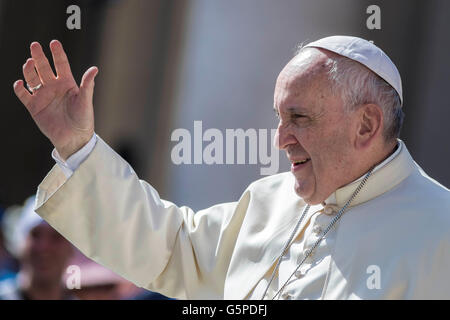 Cité du Vatican, Vatican. 22 Juin, 2016. Le pape François salue les fidèles comme il arrive pour célébrer son audience générale hebdomadaire sur la Place Saint Pierre dans la Cité du Vatican, Cité du Vatican, le 22 juin 2016. Le pape François au cours de sa catéchèse a axé sa réflexion sur l'histoire de l'Évangile de la léproserie qui a été guérie par Jésus comme un signe de la miséricorde et le pardon de Dieu. Credit : Giuseppe Ciccia/Alamy Live News Banque D'Images