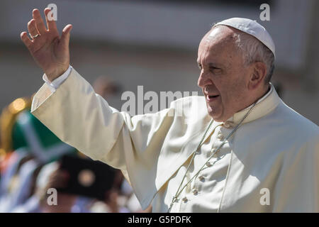 Cité du Vatican, Vatican. 22 Juin, 2016. Le pape François salue les fidèles comme il arrive pour célébrer son audience générale hebdomadaire sur la Place Saint Pierre dans la Cité du Vatican, Cité du Vatican, le 22 juin 2016. Le pape François au cours de sa catéchèse a axé sa réflexion sur l'histoire de l'Évangile de la léproserie qui a été guérie par Jésus comme un signe de la miséricorde et le pardon de Dieu. Credit : Giuseppe Ciccia/Alamy Live News Banque D'Images