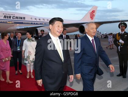 Tachkent, Ouzbékistan. 21 Juin, 2016. Le président chinois Xi Jinping (L, à l'avant) et son épouse Peng Liyuan sont accueillis par le président ouzbek Islam Karimov (R, à l'avant) et son épouse Tatiana Karimova à leur arrivée à l'aéroport de Tachkent, Ouzbékistan, 21 juin 2016. Le président chinois est en Ouzbékistan pour une visite d'état. Il assistera également à la 16e session de l'Organisation de coopération de Shanghai Conseil des chefs d'État les 23 et 24 juin. Credit : Lan Hongguang/Xinhua/Alamy Live News Banque D'Images