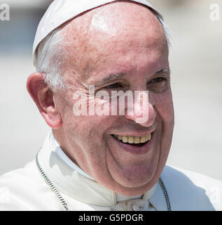 Cité du Vatican, Vatican. 22 Juin, 2016. Pape Francis sourit pendant qu'il part à la fin de son audience générale hebdomadaire sur la Place Saint Pierre dans la Cité du Vatican, Cité du Vatican, le 22 juin 2016. Le pape François au cours de sa catéchèse a axé sa réflexion sur l'histoire de l'Évangile de la léproserie qui a été guérie par Jésus comme un signe de la miséricorde et le pardon de Dieu. Credit : Giuseppe Ciccia/Alamy Live News Banque D'Images