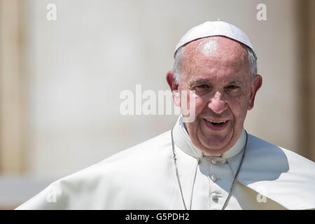 Cité du Vatican, Vatican. 22 Juin, 2016. Pape Francis sourit pendant qu'il part à la fin de son audience générale hebdomadaire sur la Place Saint Pierre dans la Cité du Vatican, Cité du Vatican, le 22 juin 2016. Le pape François au cours de sa catéchèse a axé sa réflexion sur l'histoire de l'Évangile de la léproserie qui a été guérie par Jésus comme un signe de la miséricorde et le pardon de Dieu. Credit : Giuseppe Ciccia/Alamy Live News Banque D'Images