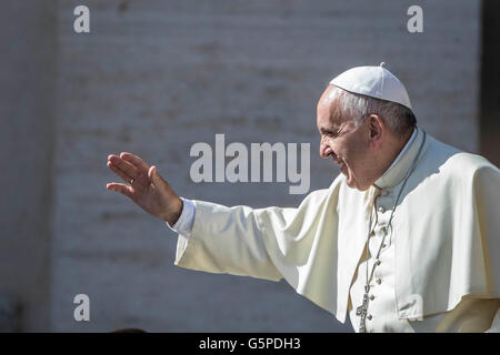 Cité du Vatican, Vatican. 22 Juin, 2016. Le pape François salue les fidèles comme il arrive pour célébrer son audience générale hebdomadaire sur la Place Saint Pierre dans la Cité du Vatican, Cité du Vatican, le 22 juin 2016. Le pape François au cours de sa catéchèse a axé sa réflexion sur l'histoire de l'Évangile de la léproserie qui a été guérie par Jésus comme un signe de la miséricorde et le pardon de Dieu. Credit : Giuseppe Ciccia/Alamy Live News Banque D'Images